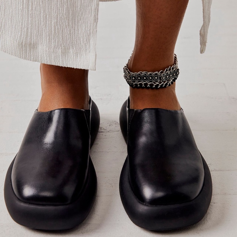 Vagabond Black Leather Slip-On Mules - Picture 2 of 9